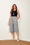 Look com calça pantacourt listrada e blusa
