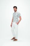 Calça de sarja masculina estilo casual.