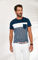 Homem veste camiseta de malha slim rajada azul e branca