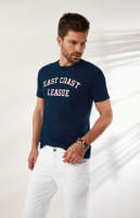 Homem veste camiseta Malwee masculina azul marinho com escrita.