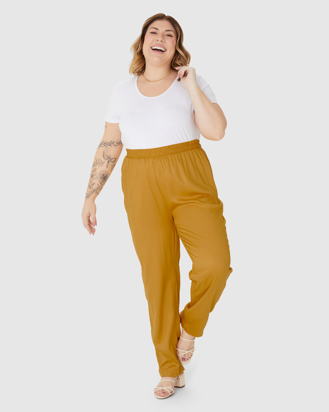 Calça Feminina Plus Size Jogger Bolso Faca em Viscose Sarjada