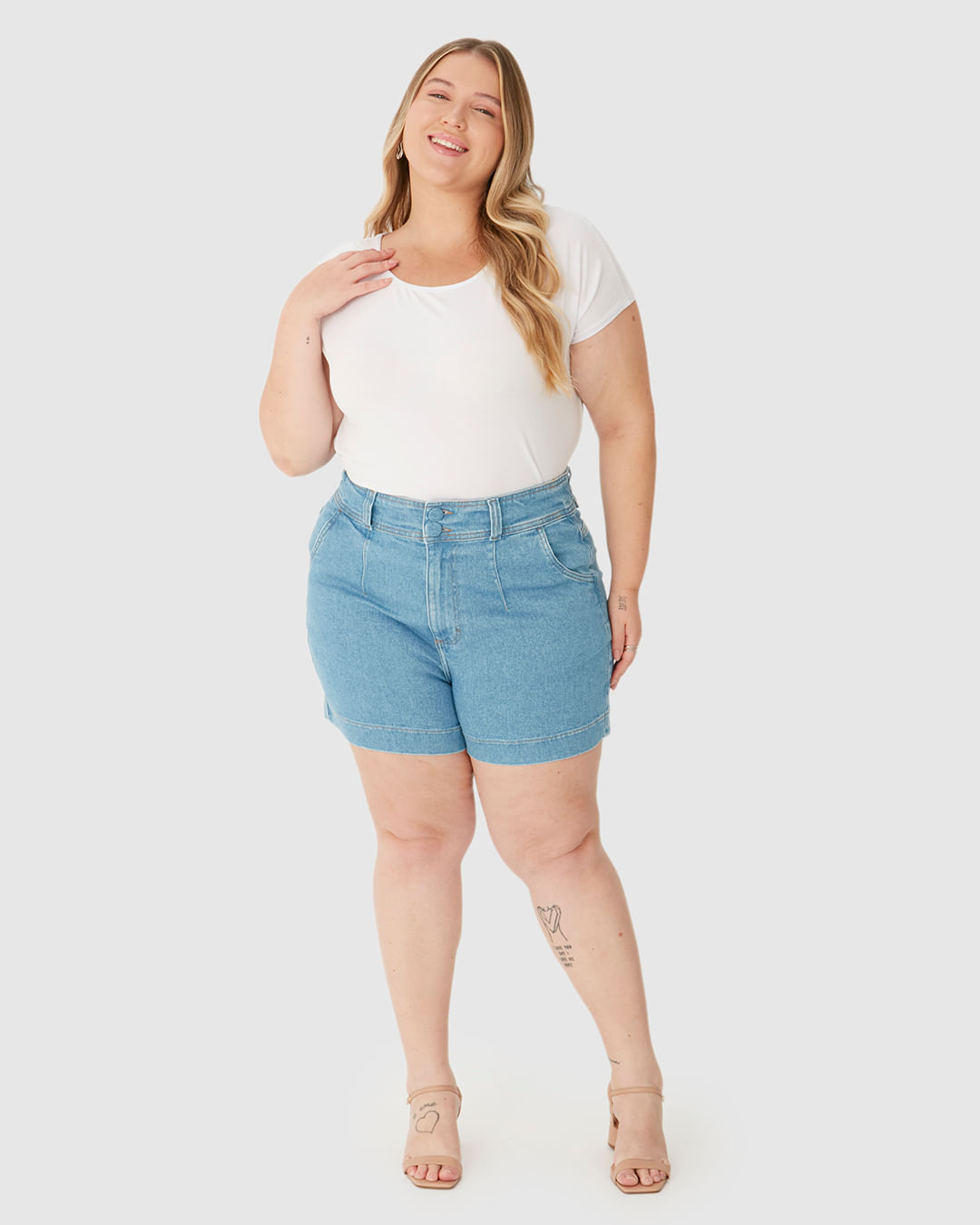 Bermuda Feminina Plus Size Mom Cintura Alta Em Jeans Com Elastano - Imagem 6