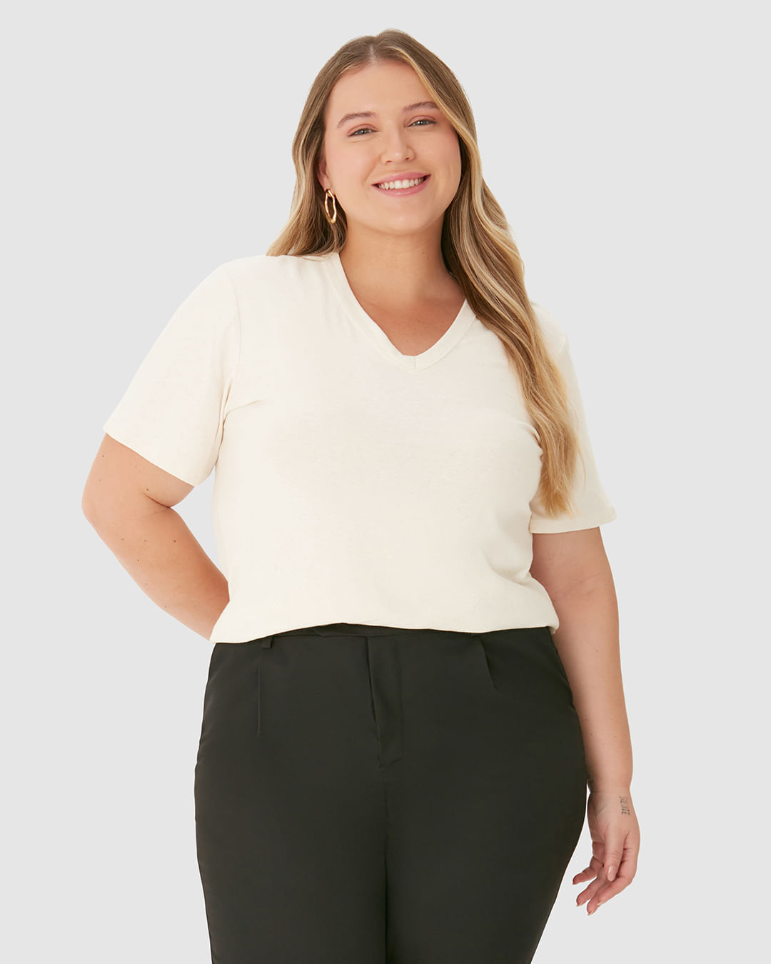 Blusa Básica Feminina Plus Size Decote V Manga Curta Em Malha Linho - Imagem 6