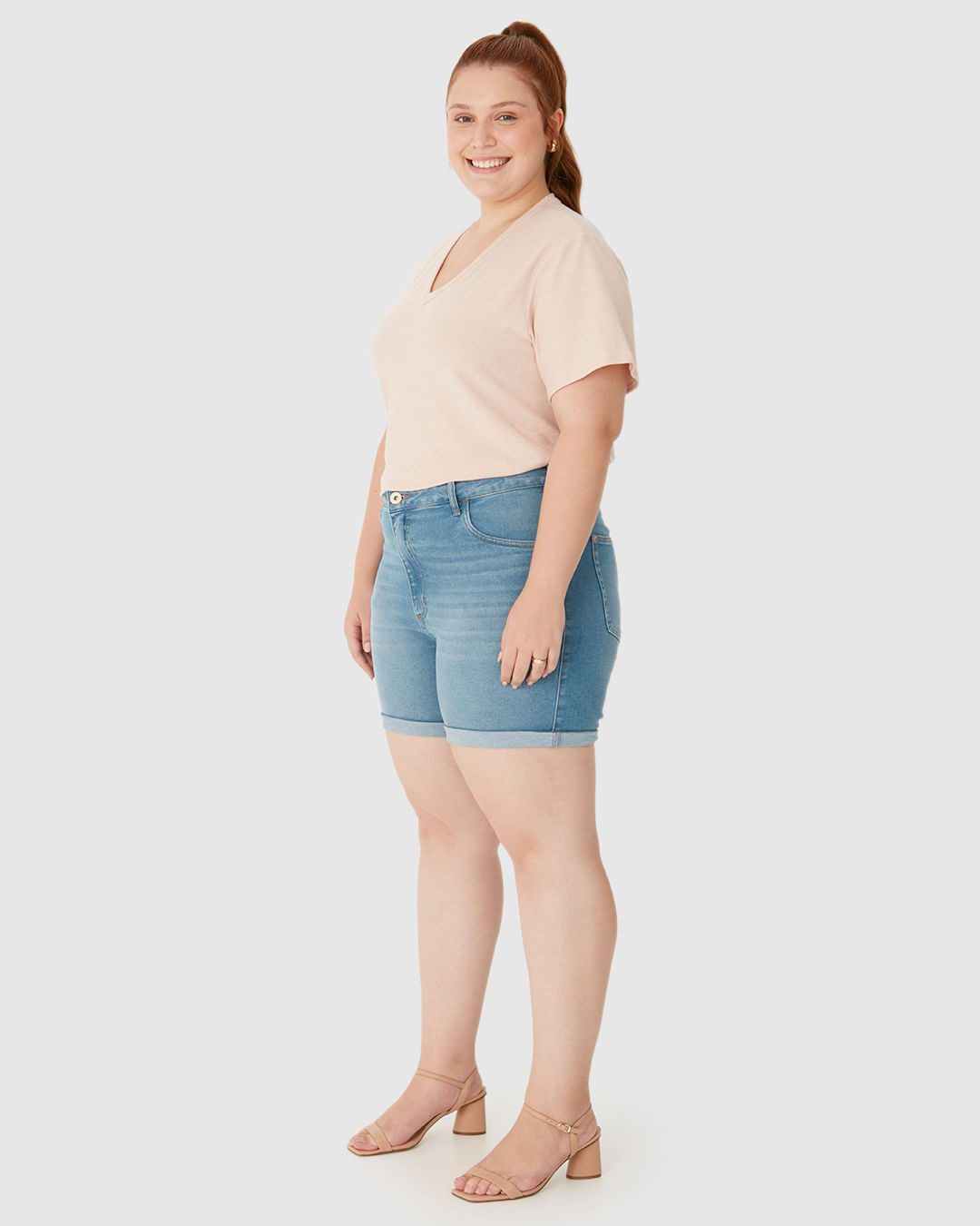 Bermuda Feminina Plus Size Boyfriend Em Jeans Com Elastano - Imagem 17