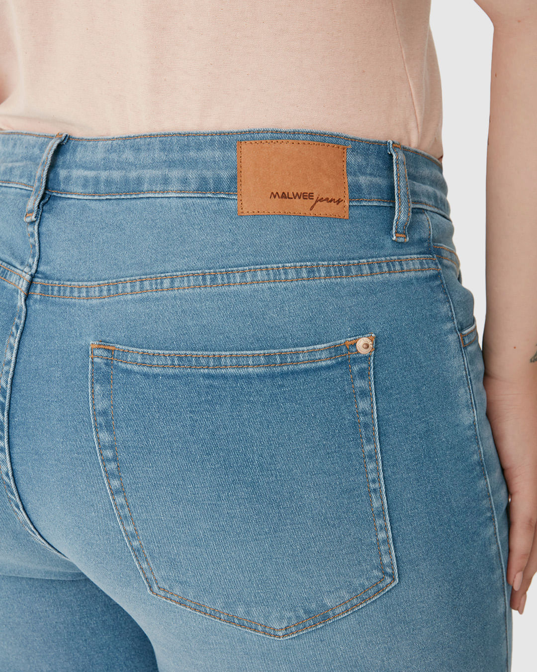 Bermuda Feminina Plus Size Boyfriend Em Jeans Com Elastano - Imagem 18