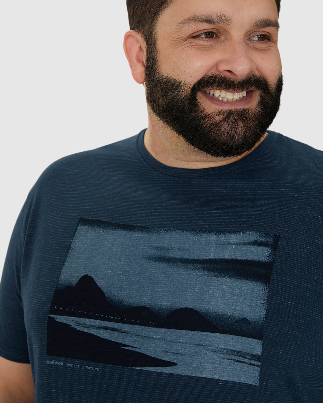 Camiseta Masculina Plus Size Estampa Frontal Em Malha Listrada Eco - Imagem 13