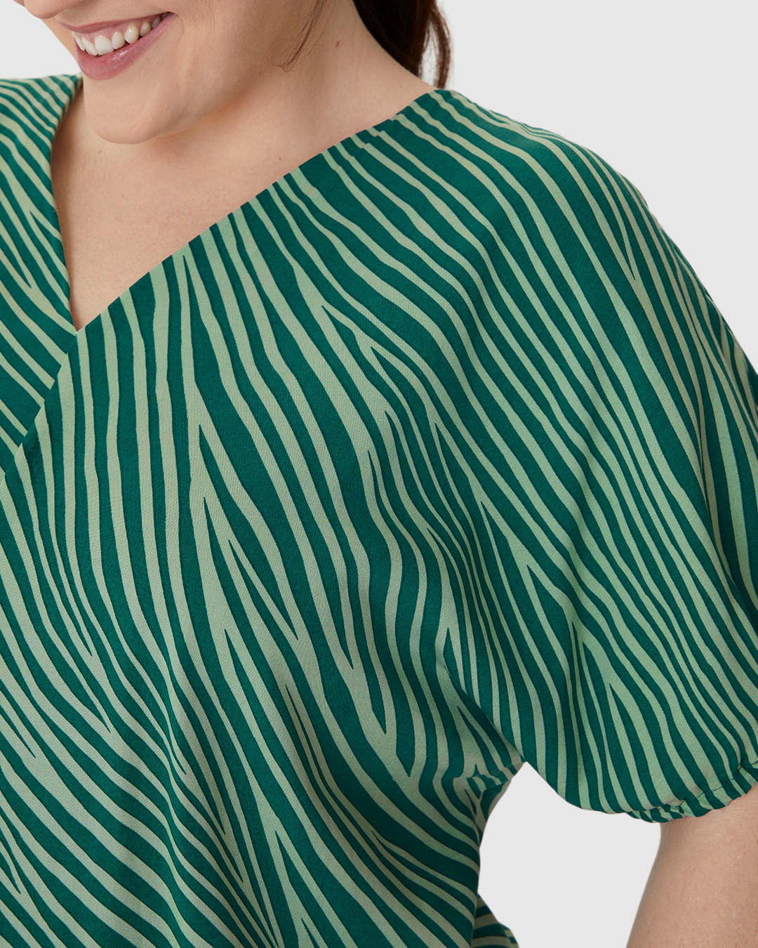 Blusa Feminina Plus Size Mullet Decote V Estampa Abstrata Em Viscose - Imagem 3