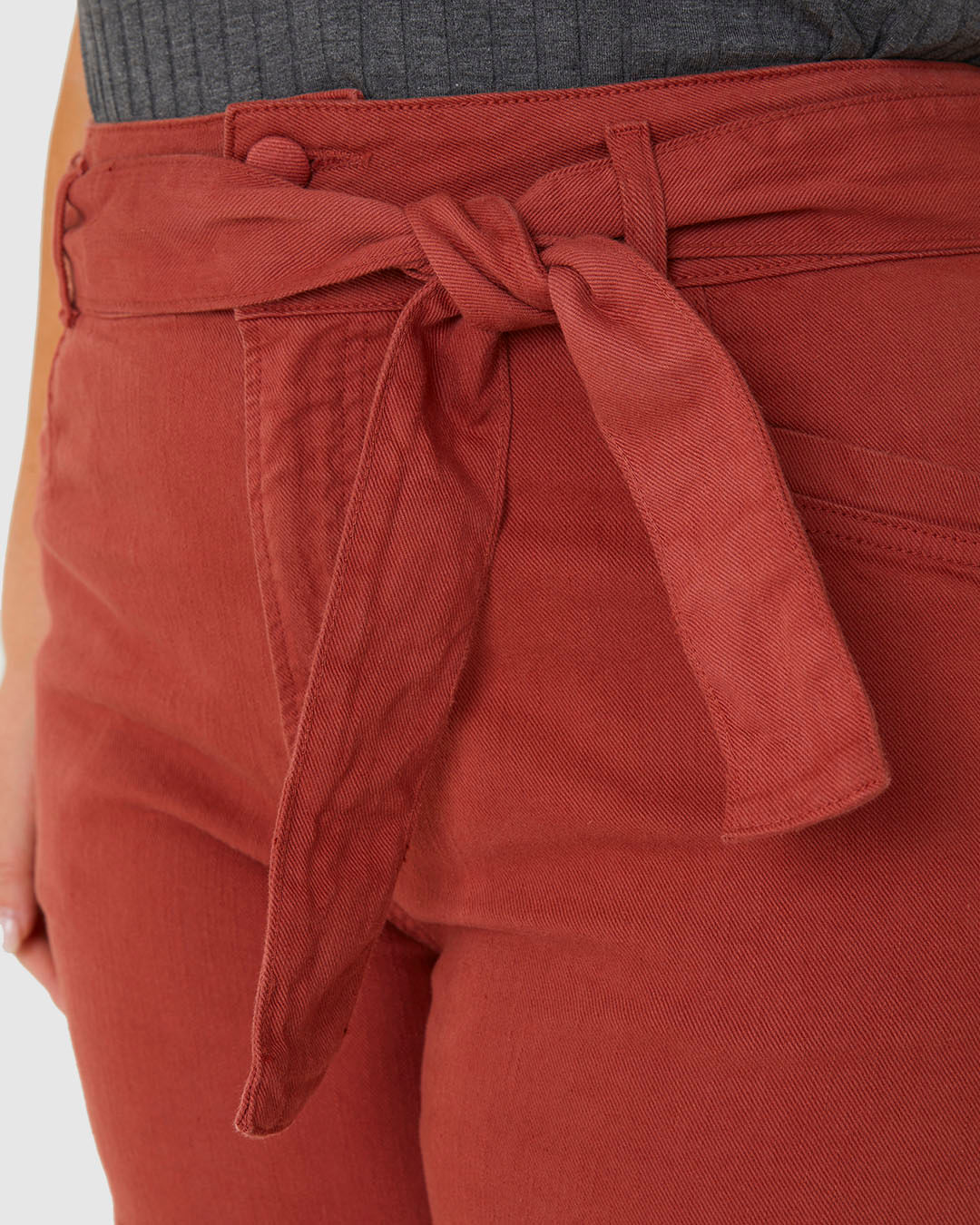 Bermuda Feminina Plus Size Mom Com Cinto Faixa Em Sarja Com Elastano - Imagem 13