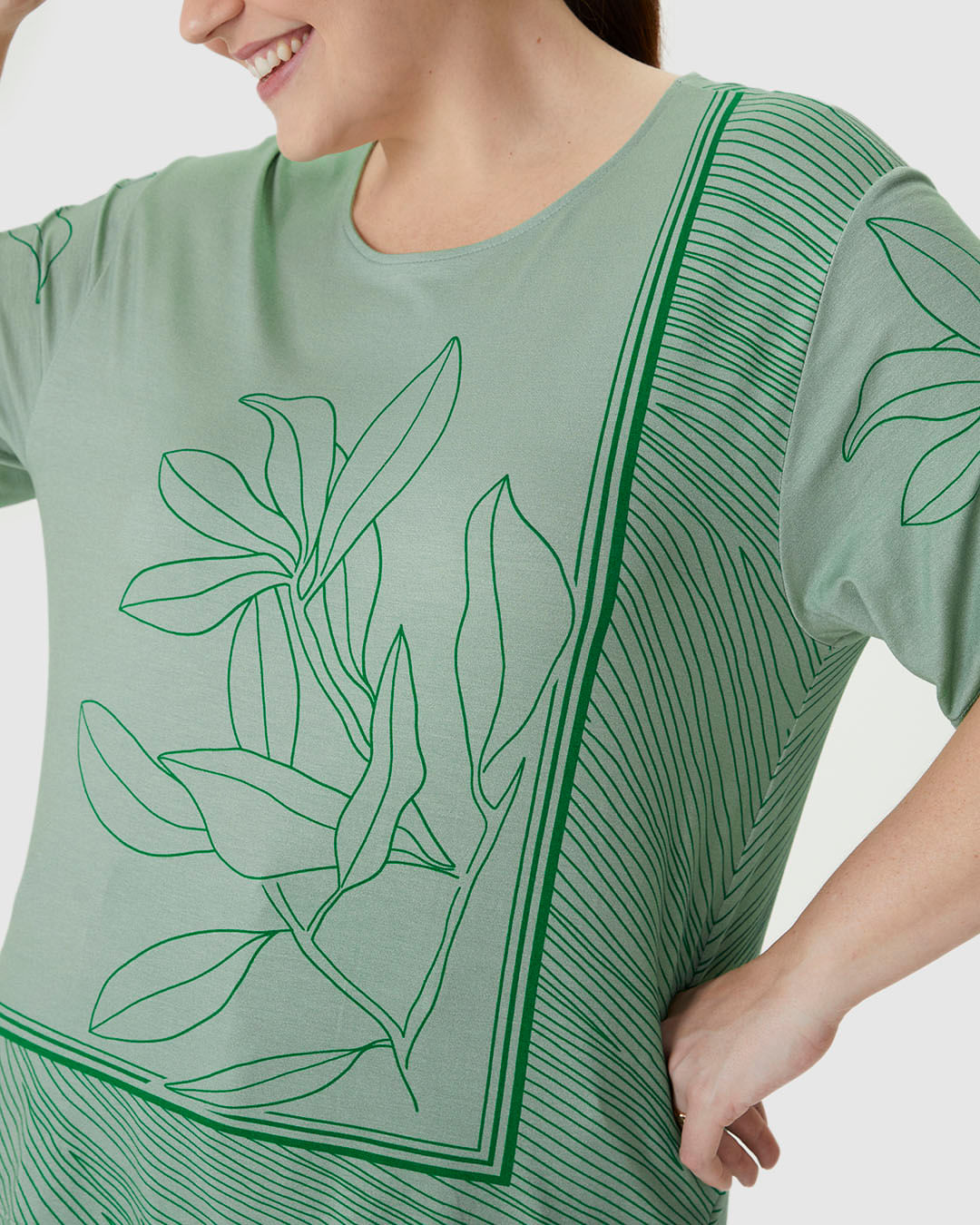 Blusa Feminina Plus Size Ampla Estampa Folhagem Em Viscose Stretch - Imagem 22