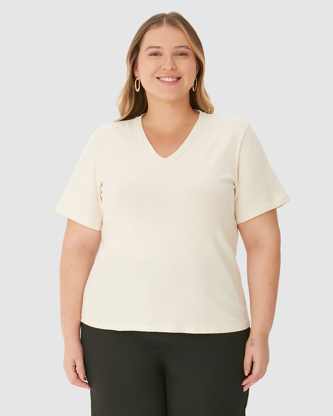 Blusa Básica Feminina Plus Size Decote V Manga Curta Em Malha Linho - Imagem 14