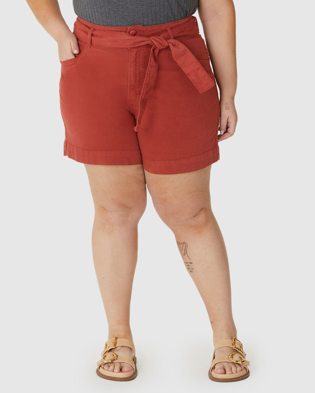 Bermuda Feminina Plus Size Mom Com Cinto Faixa Em Sarja Com Elastano - Imagem 29