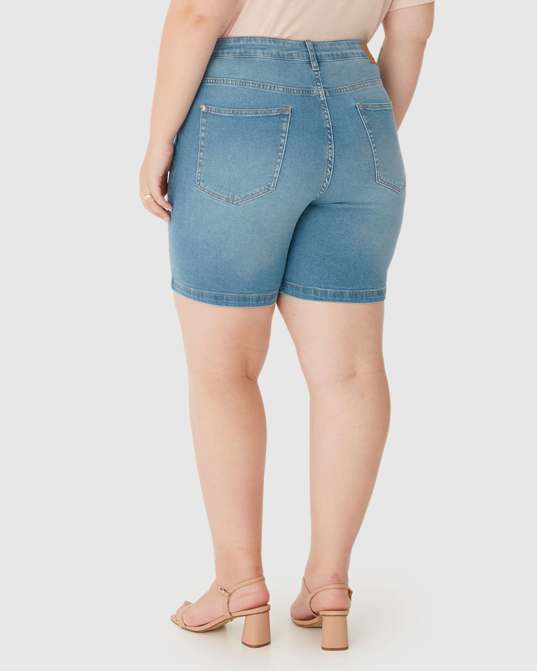 Bermuda Feminina Plus Size Boyfriend Em Jeans Com Elastano - Imagem 10