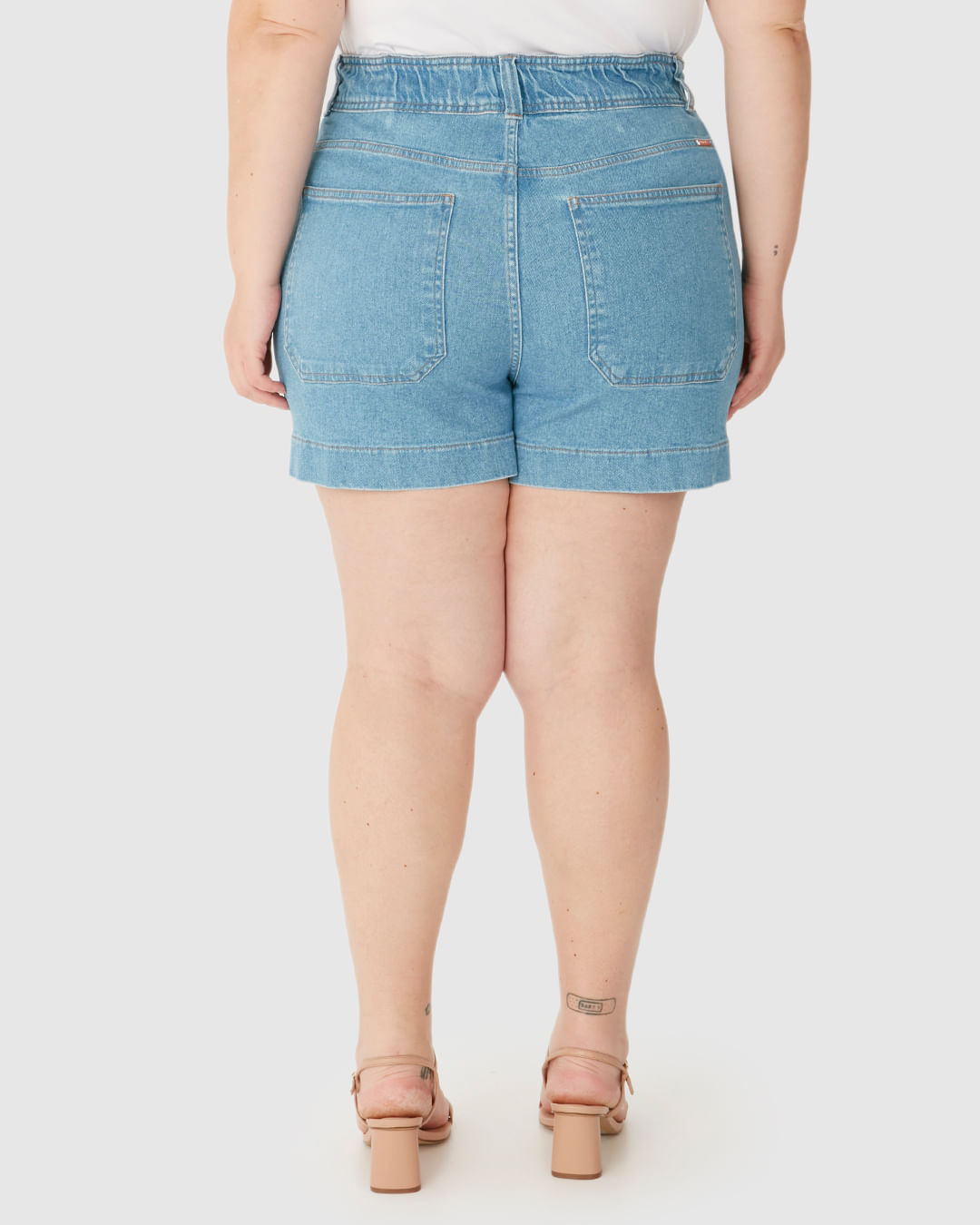 Bermuda Feminina Plus Size Mom Cintura Alta Em Jeans Com Elastano - Imagem 15