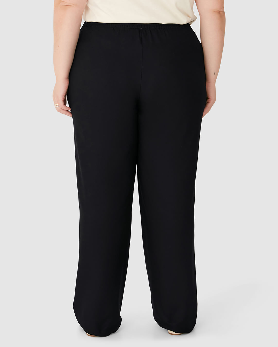 Calça Reta Feminina Plus Size Em Crepe De Viscose - Imagem 10