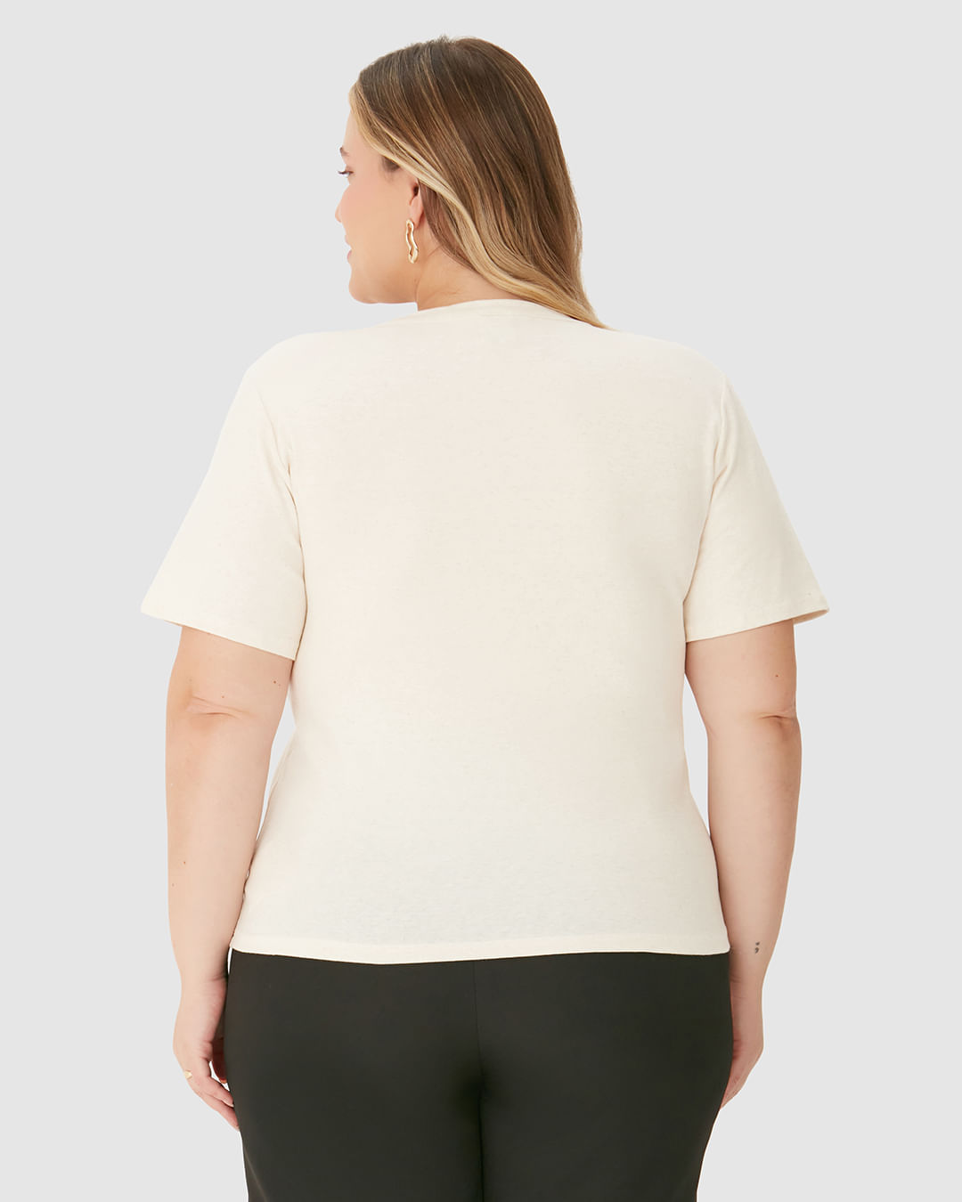 Blusa Básica Feminina Plus Size Decote V Manga Curta Em Malha Linho - Imagem 20