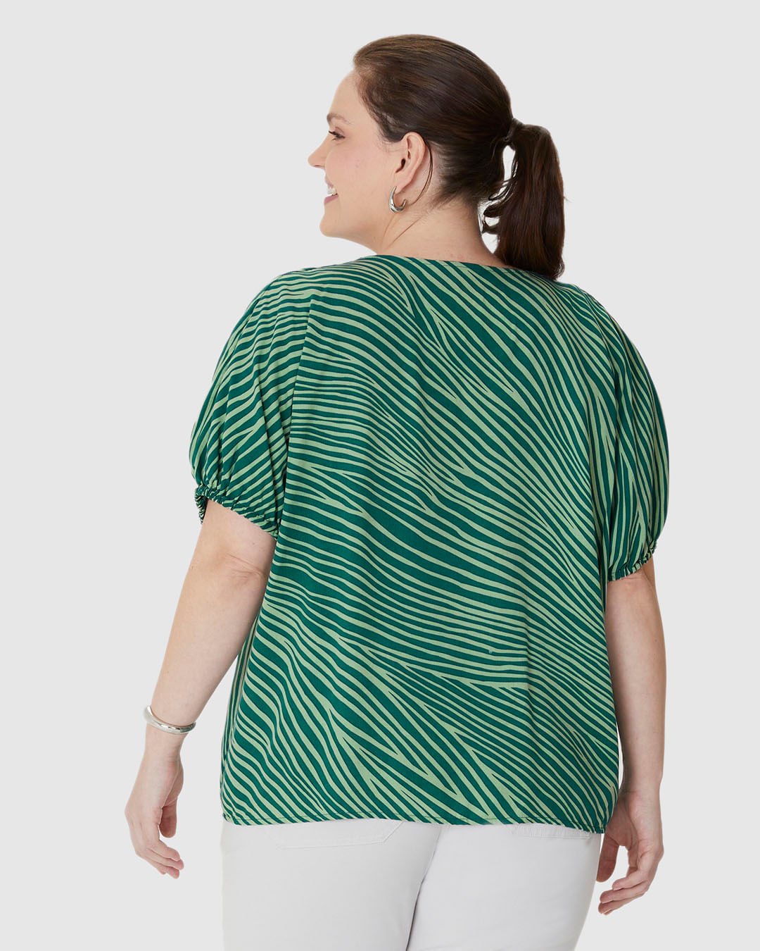 Blusa Feminina Plus Size Mullet Decote V Estampa Abstrata Em Viscose - Imagem 10