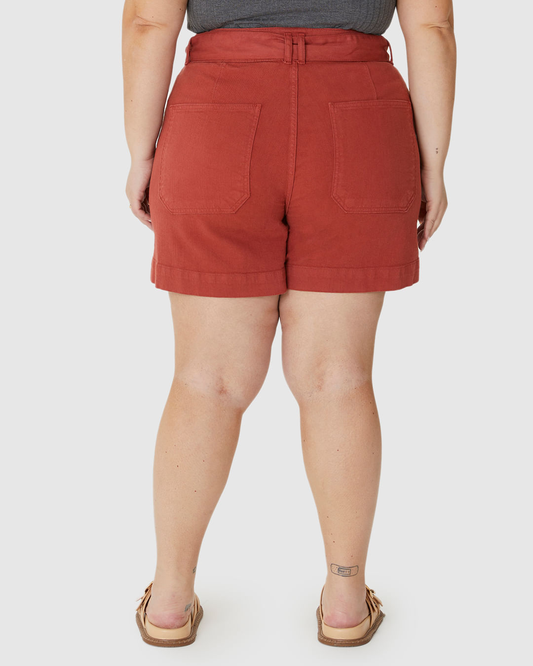 Bermuda Feminina Plus Size Mom Com Cinto Faixa Em Sarja Com Elastano - Imagem 15