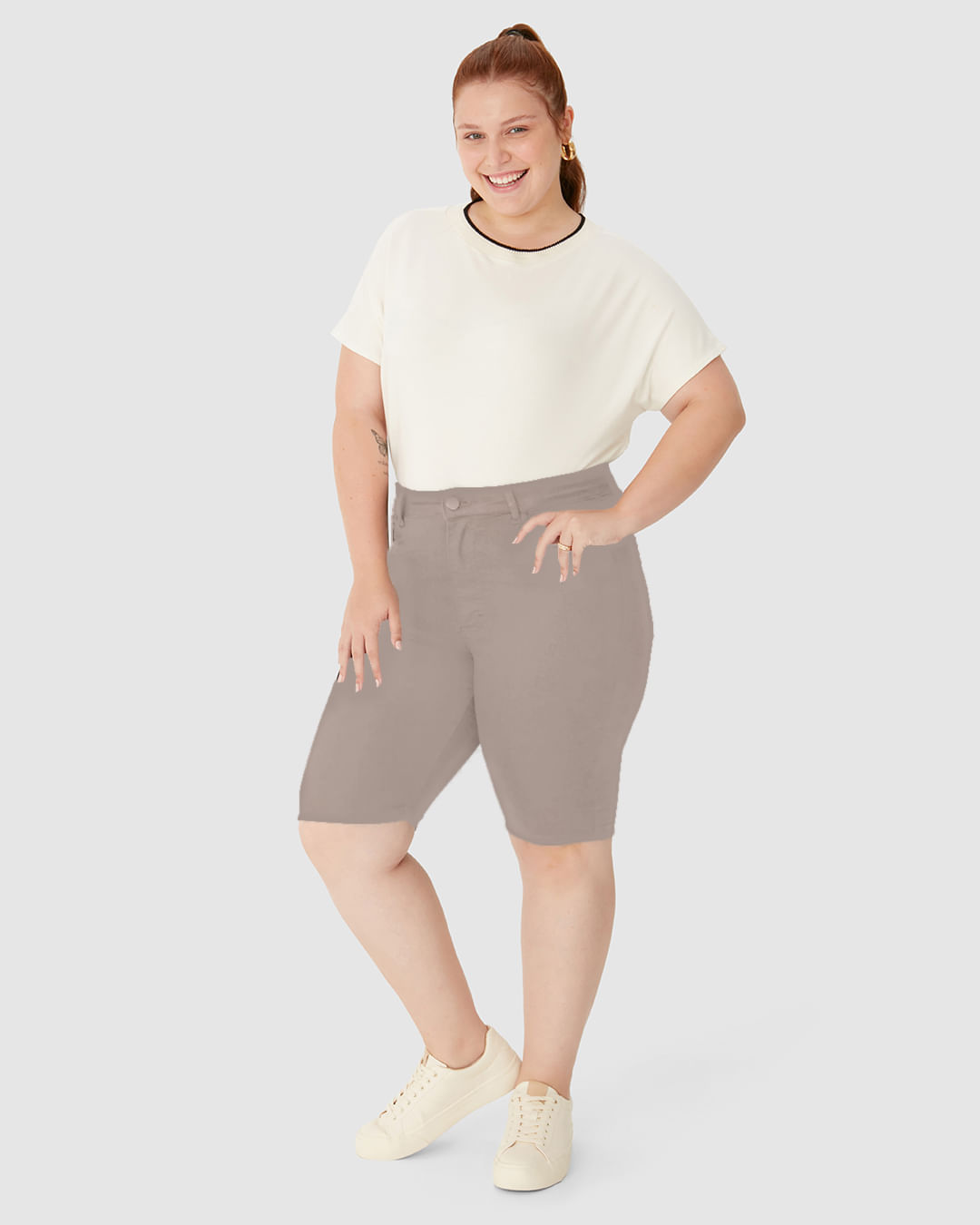 Bermuda Feminina Plus Size Ciclista Cintura Média Em Sarja Super Stretch - Imagem 11