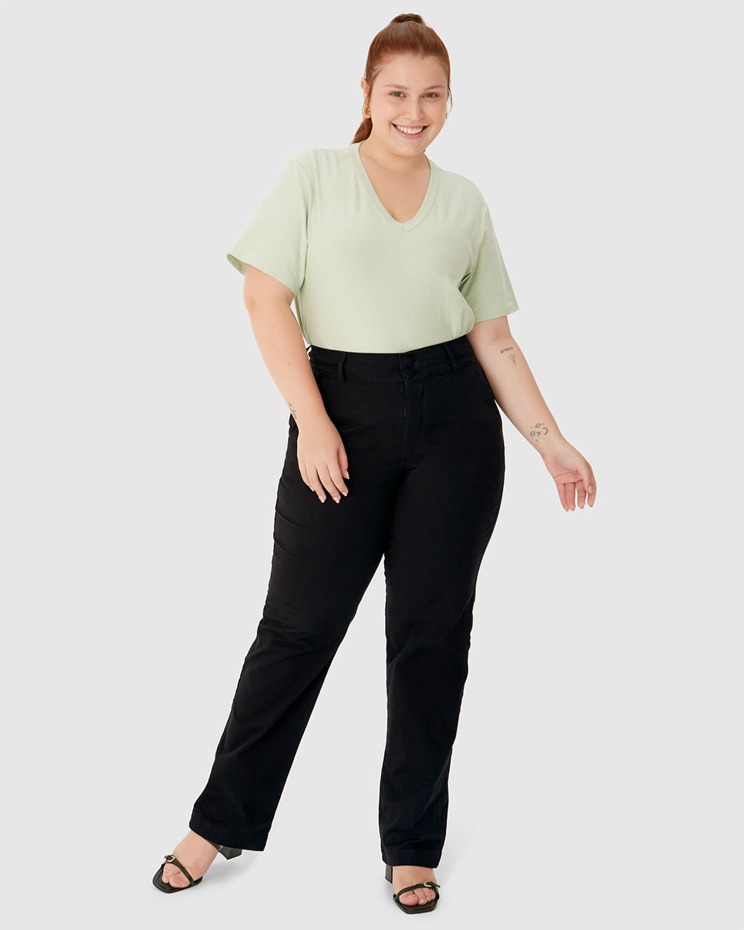 Calça Feminina Plus Size Alfaiataria Cintura Média Em Sarja Com Elastano - Imagem 26