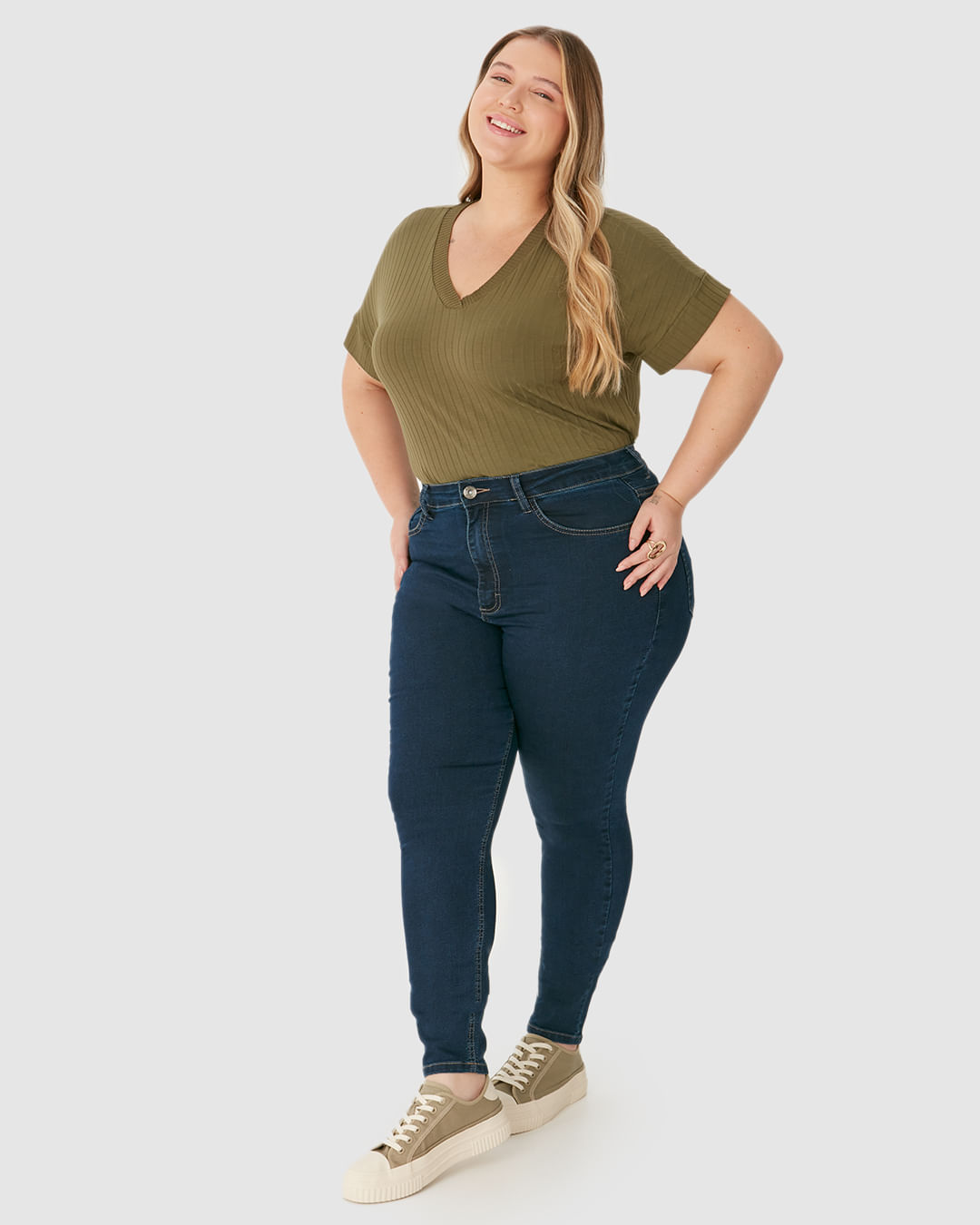 Calça Feminina Plus Size Skinny Cintura Média Em Jeans Com Elastano - Imagem 11