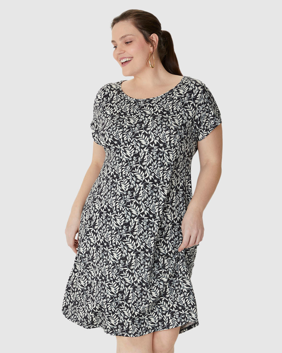Vestido Feminino Plus Size Evasê Estampa Folhagem Em Viscose Stretch