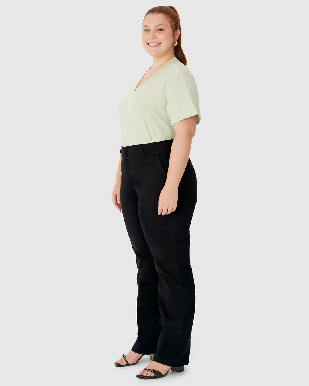 Calça Feminina Plus Size Alfaiataria Cintura Média Em Sarja Com Elastano - Imagem 17
