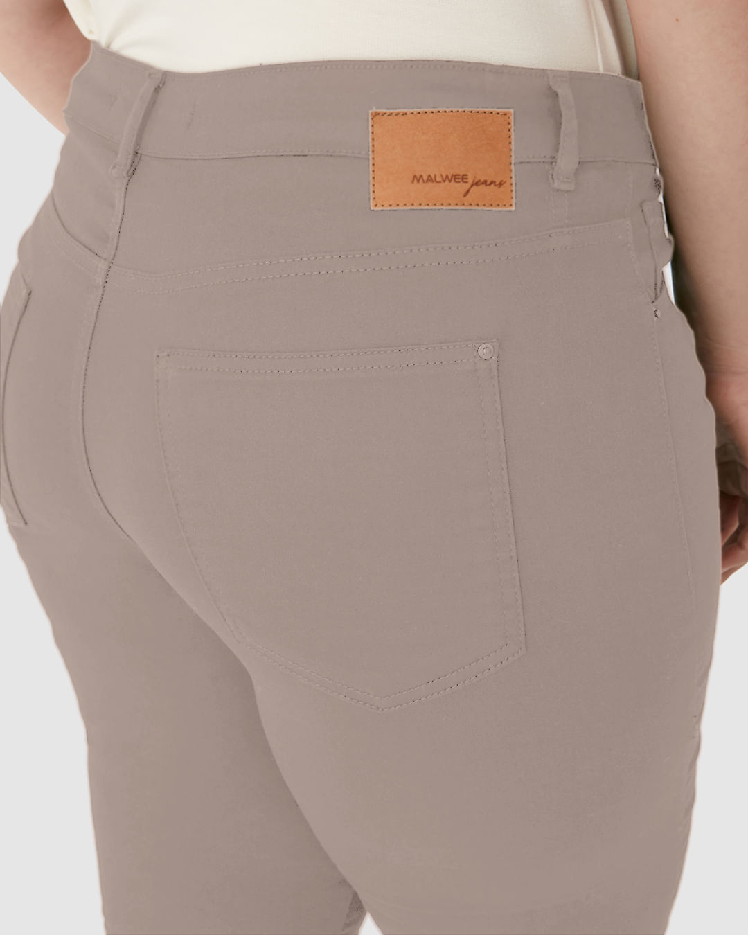 Bermuda Feminina Plus Size Ciclista Cintura Média Em Sarja Super Stretch - Imagem 13