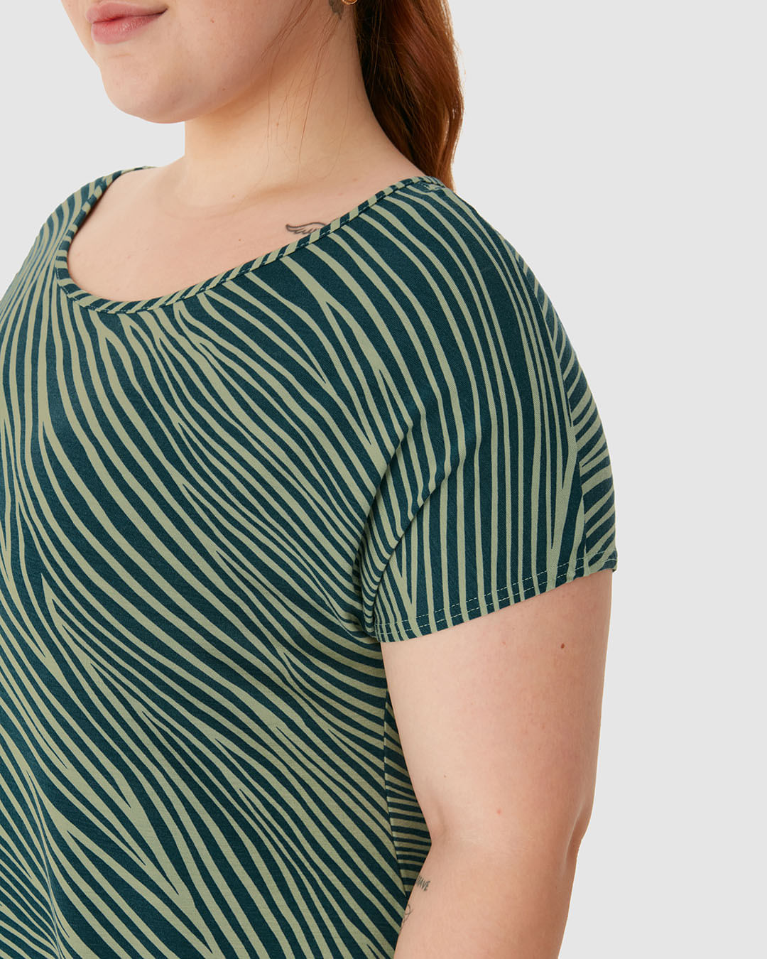 Vestido Feminino Plus Size Evasê Estampa Abstrata Em Viscose Stretch - Imagem 13