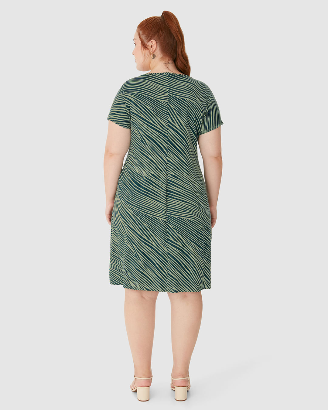 Vestido Feminino Plus Size Evasê Estampa Abstrata Em Viscose Stretch - Imagem 10