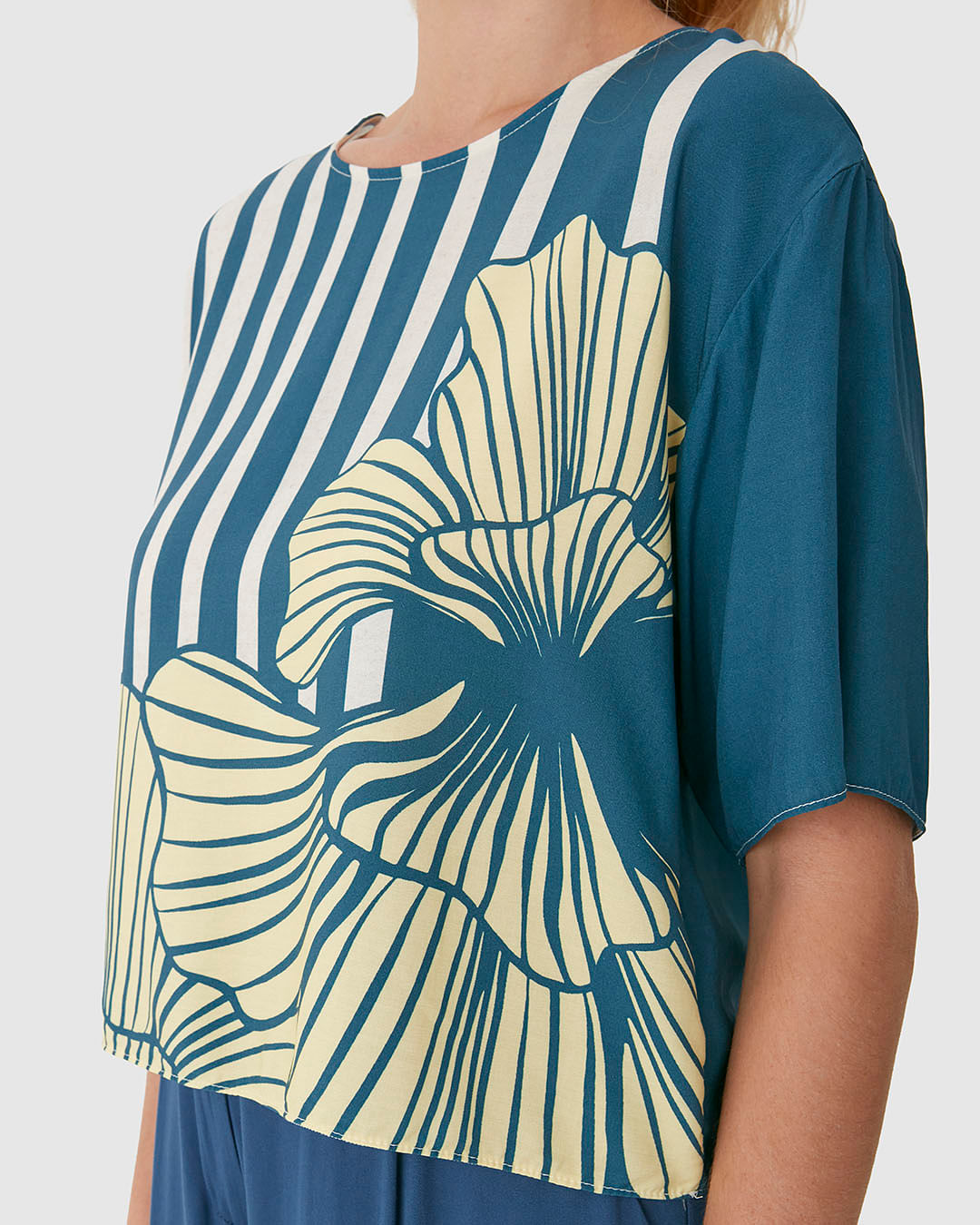 Blusa Box Feminina Estampada Manga Curta Em Viscose - Imagem 13