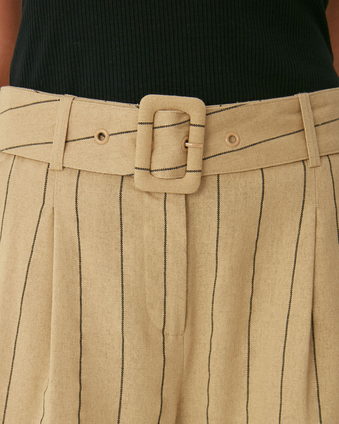 Bermuda Alfaiataria Feminina Listrada Bolso Funcional E Cinto Em Viscolinho - Imagem 13