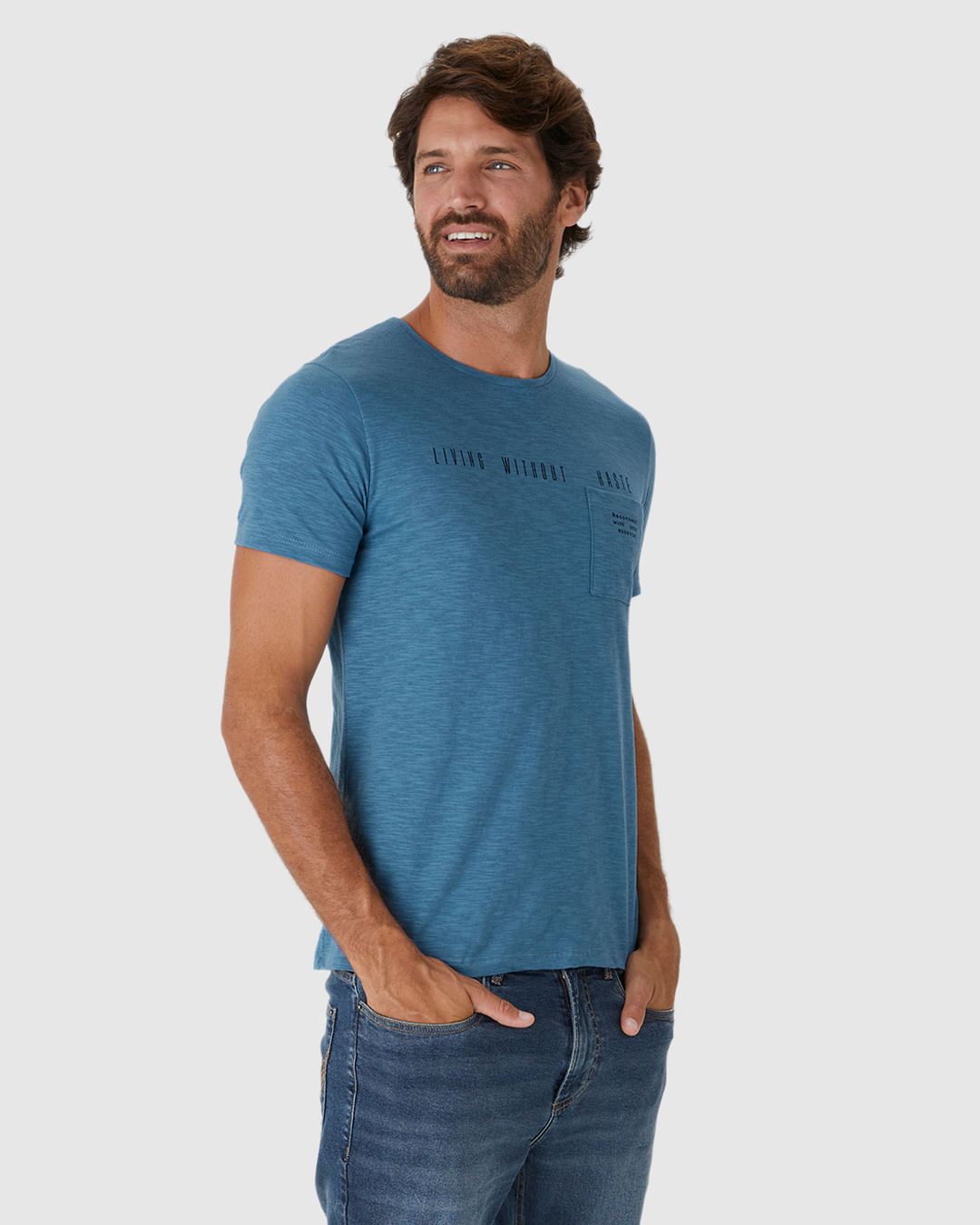 Camiseta Masculina Estampa Lettering Bolso Frontal em Malha Rajada