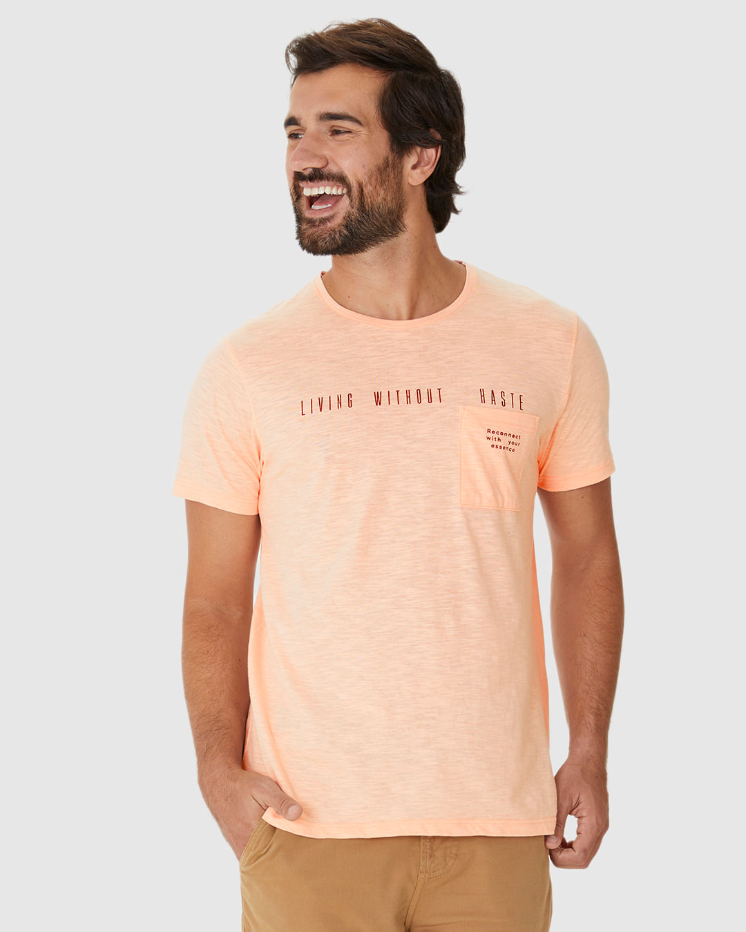 Camiseta Masculina Estampa Lettering Bolso Frontal Em Malha Rajada
