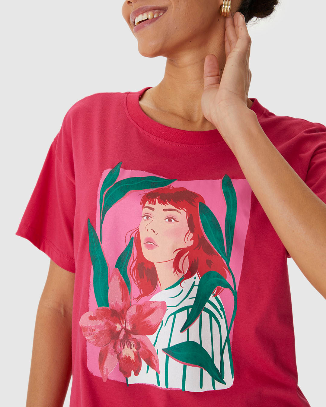Camiseta Feminina Estampa Ilustrativa Garota Com Flor Em Algodão - Imagem 23
