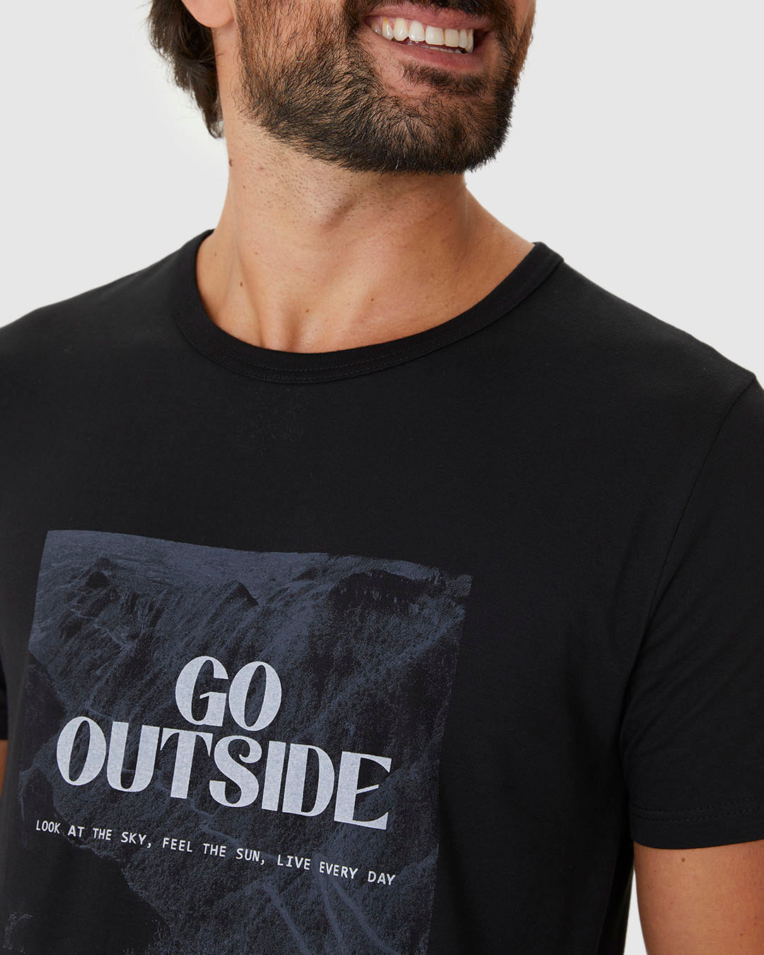 Camiseta Masculina Go Outside Look At The Sky Feel The Sun Em Algodão - Imagem 13