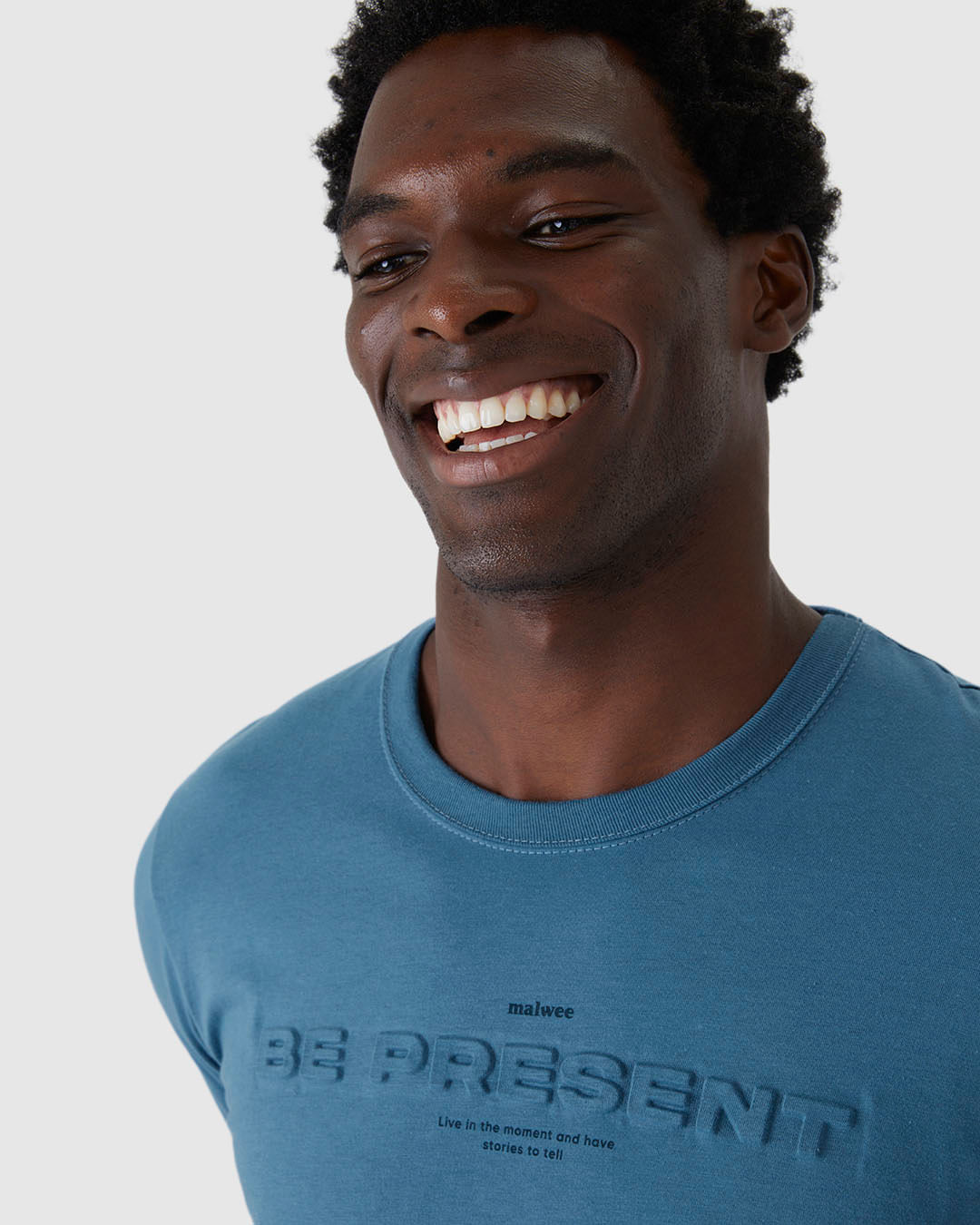Camiseta Masculina Be Present Estampa Alto Relevo Em Algodão - Imagem 13
