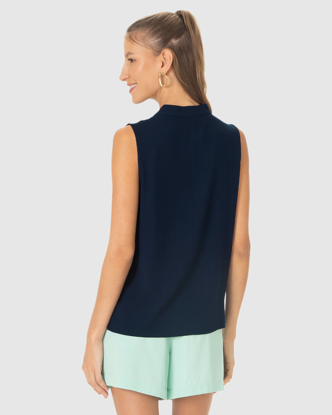 Blusa Feminina Evasê Decote V Sem Manga Em Viscose - Imagem 18