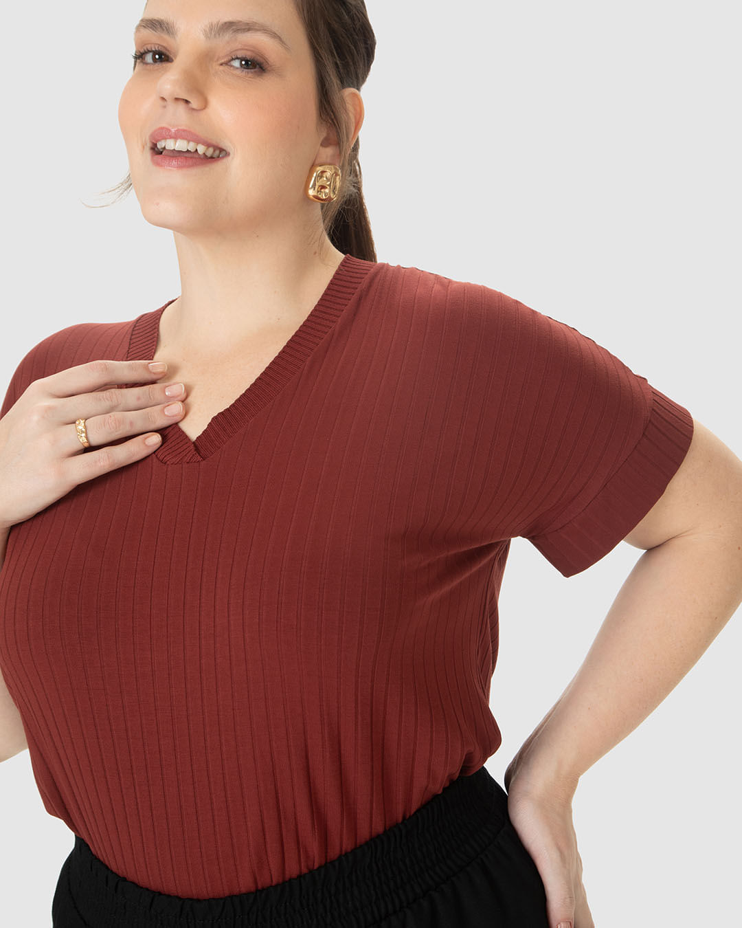 Blusa Feminina Plus Size Decote V Manga Cava Deslocada Em Viscose Canelada - Imagem 18
