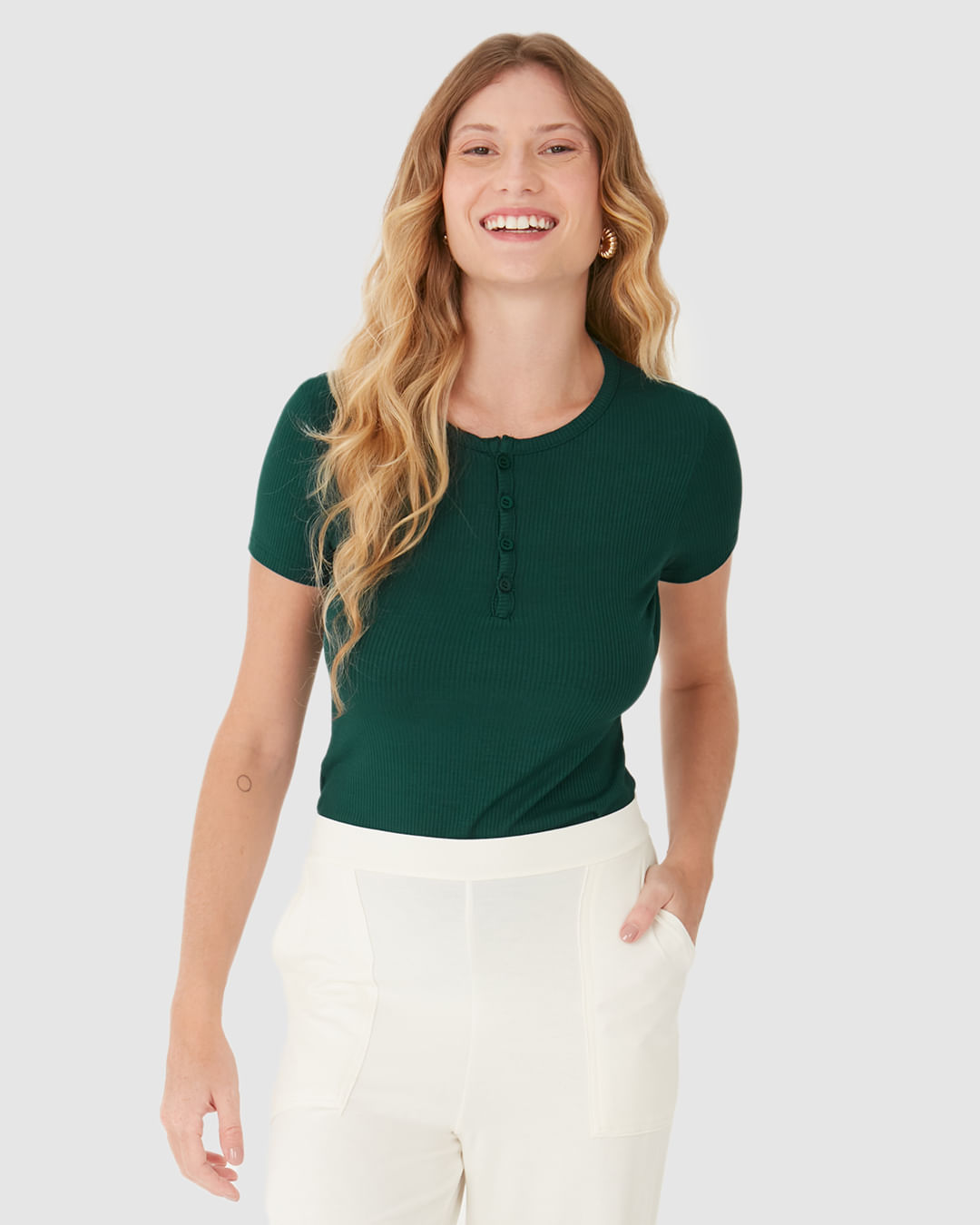 Blusa Básica Feminina Com Botões Frontais Em Malha Viscose Canelada