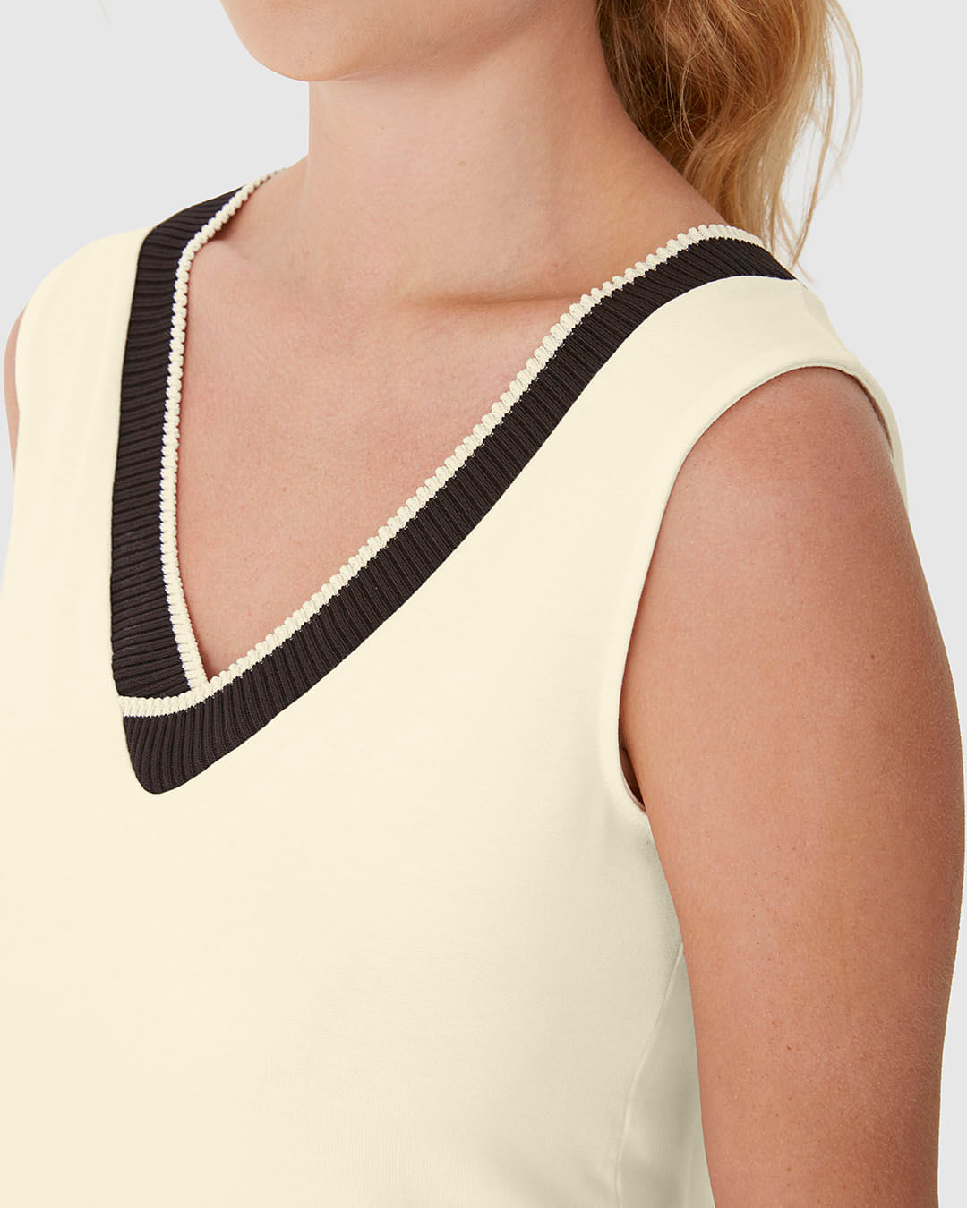 Regata Feminina Reta Decote V Retilínea Em Moletinho De Viscose - Imagem 18