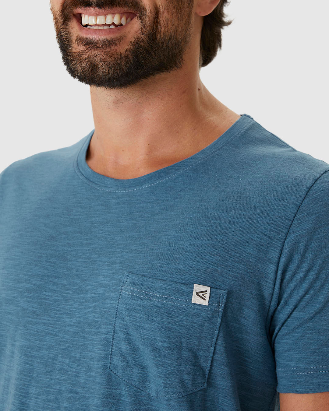 Camiseta Masculina Detalhe Bolso E Etiqueta Decorativa Em Malha Rajada - Imagem 13