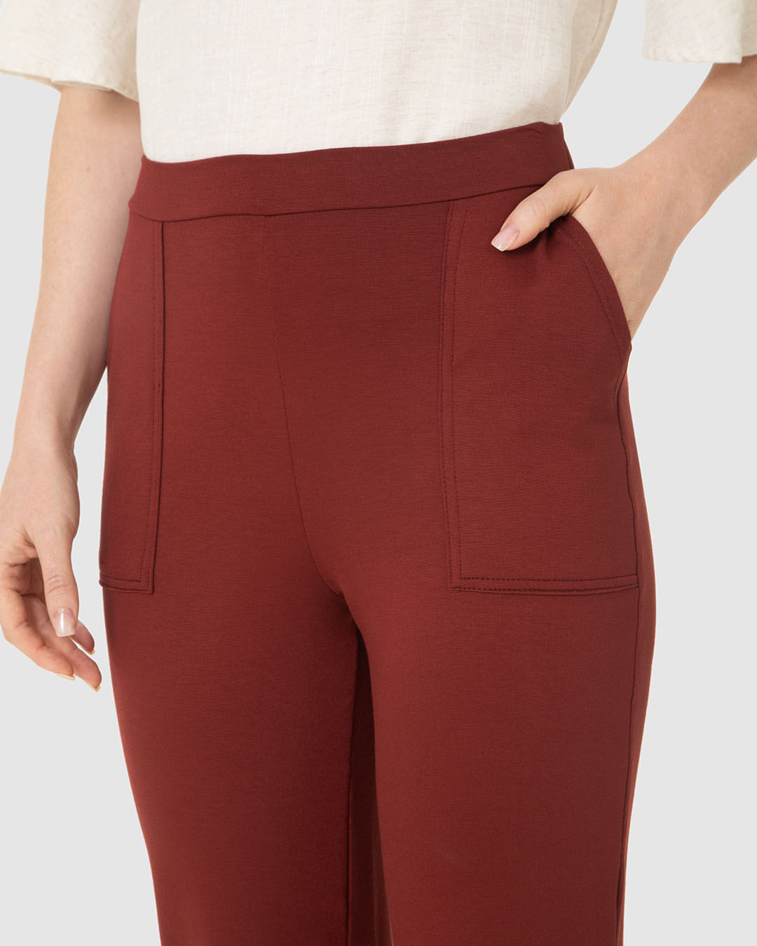 Calça Feminina Carrot Bolso Funcional Em Moletinho De Viscose - Imagem 8