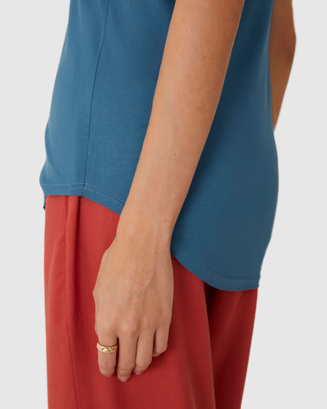 Blusa Básica Feminina Mullet Decote V Em Viscose Stretch - Imagem 4