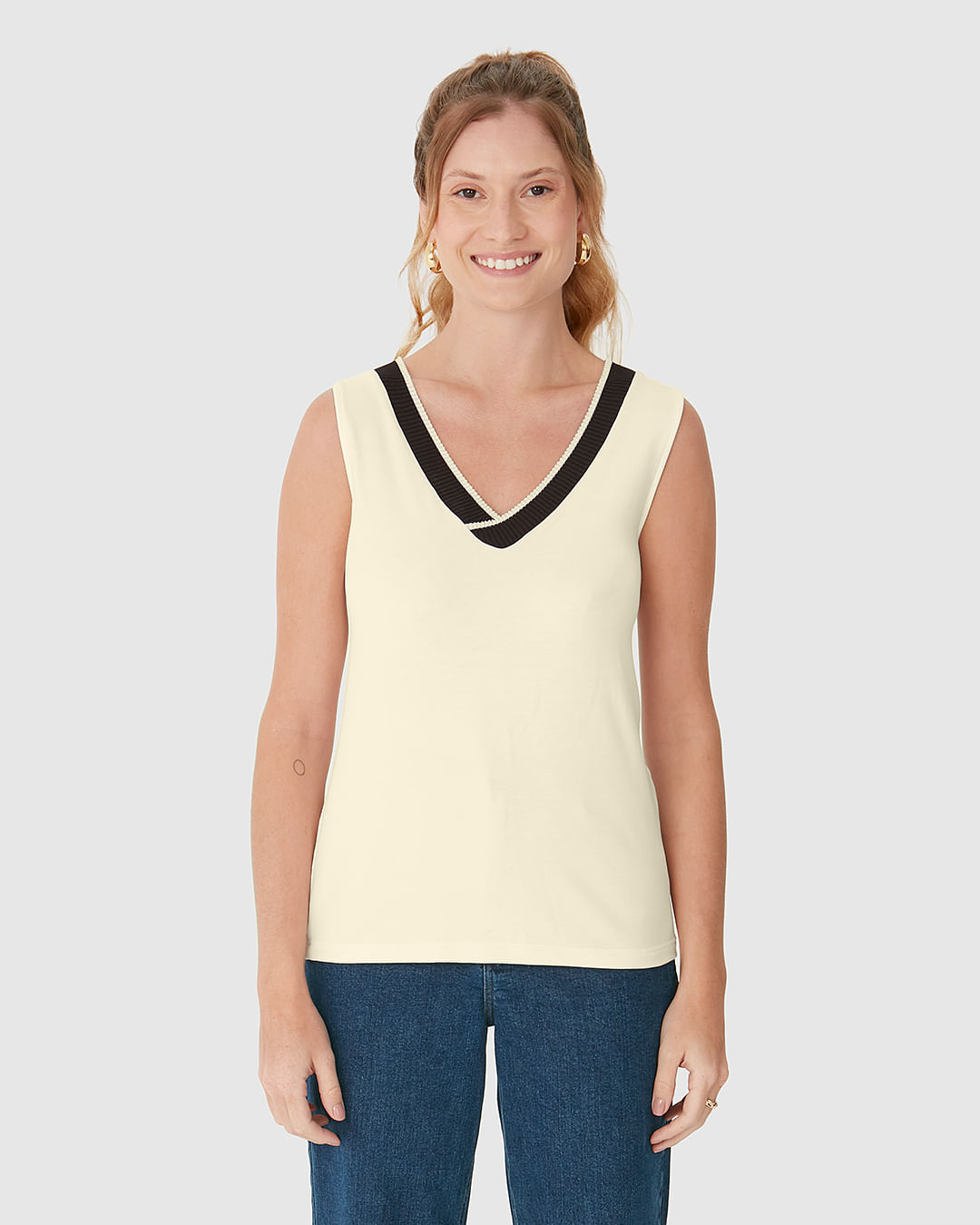 Regata Feminina Reta Decote V Retilínea Em Moletinho De Viscose - Imagem 4