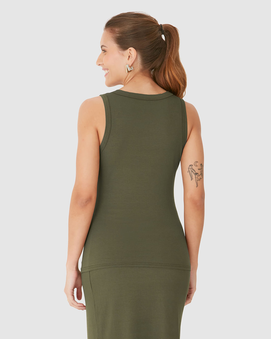 Regata Básica Feminina Decote V Alça Larga Em Malha Viscose Canelada - Imagem 10