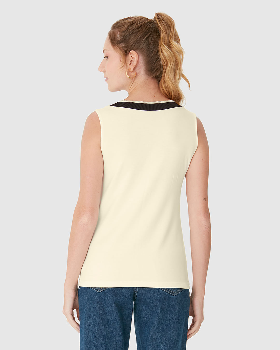 Regata Feminina Reta Decote V Retilínea Em Moletinho De Viscose - Imagem 25