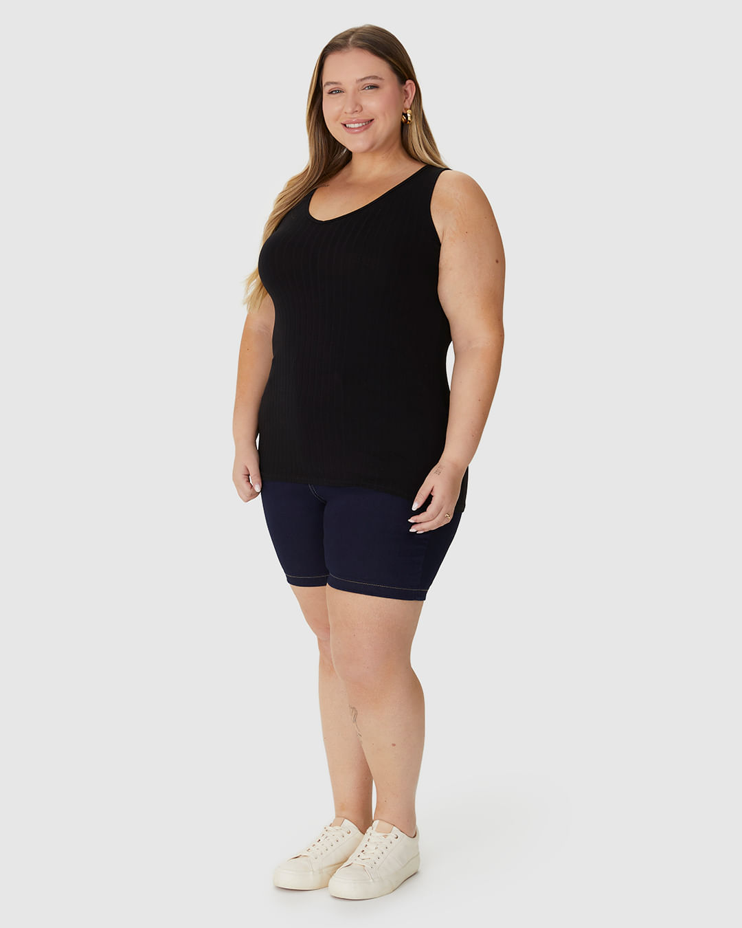 Regata Básica Feminina Plus Size Decote V Em Canelado De Viscose - Imagem 2