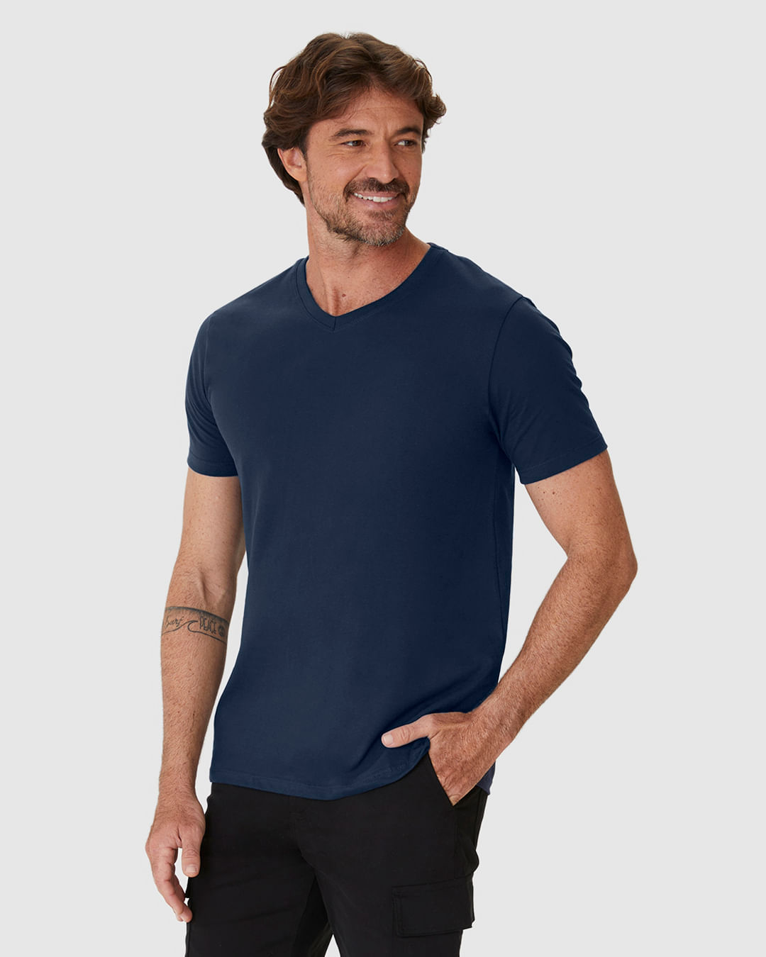 Camiseta Básica Masculina Gola V Em Algodão
