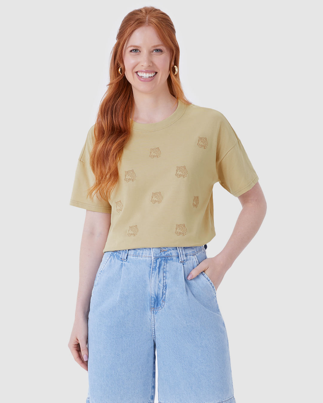 Camiseta Ampla Feminina com Bordados Frontais Delicados Em Algodão - Imagem 16