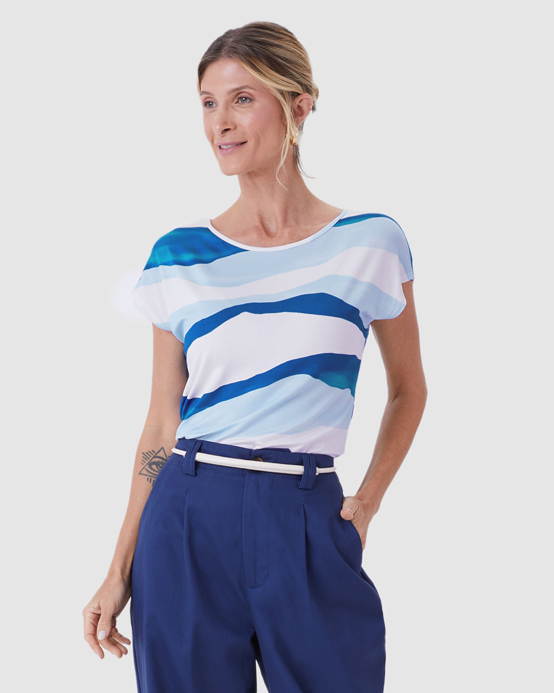 Blusa Feminina Manga Curta Estampa Digital Em Viscose Stretch - Imagem 11